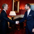 24. mai: Kronprins Haakon overreker Abelprisen til sir Andrew J. Wiles fra Universitetet i Oxford. Tidligere på dagen er prisvinneren i audiens hos Kronprinsen på Slottet. Foto: Håkon Mosvold Larsen / NTB scanpix